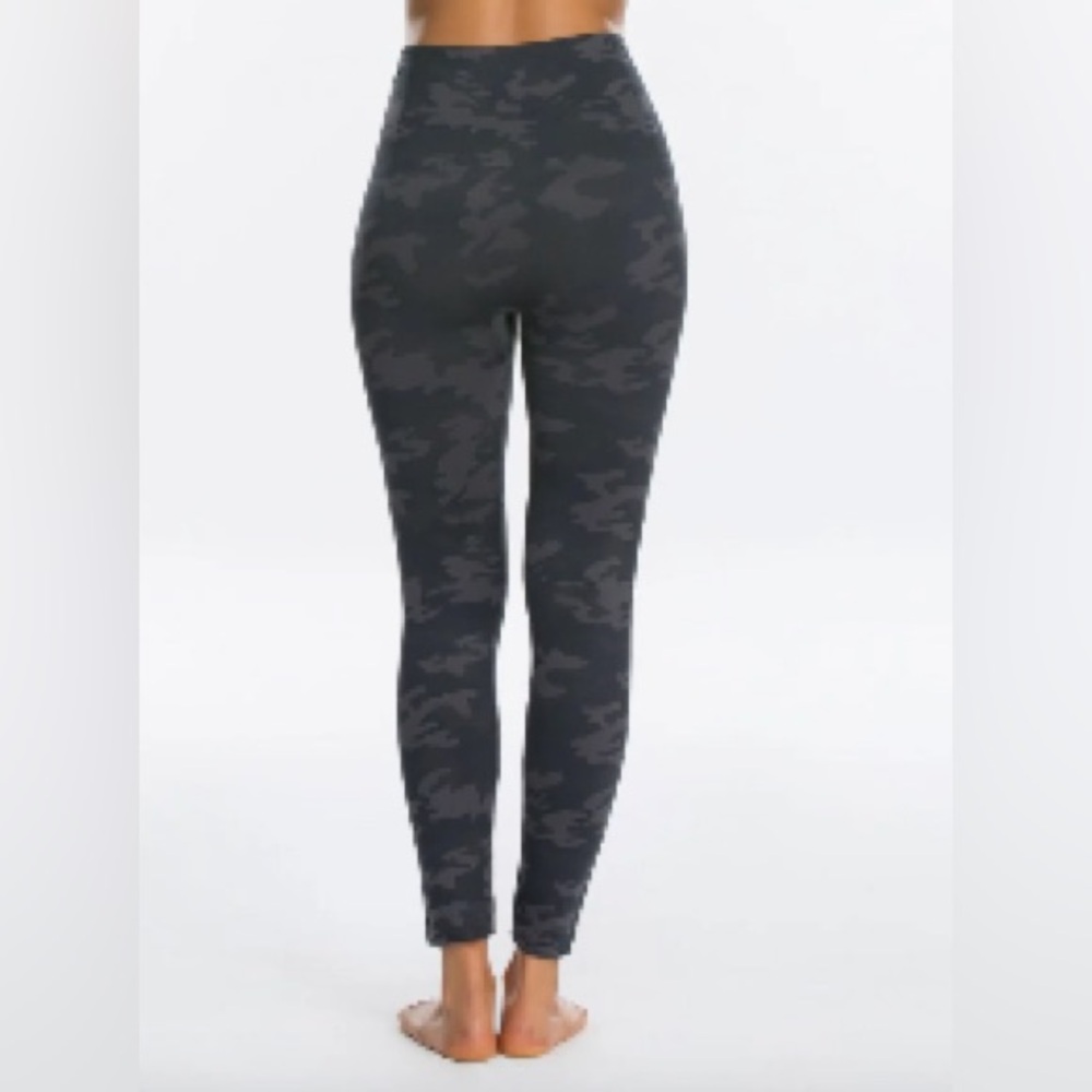 SPANX Seemless Look At Me Now Women's Black/Gray Camouflage Leggings